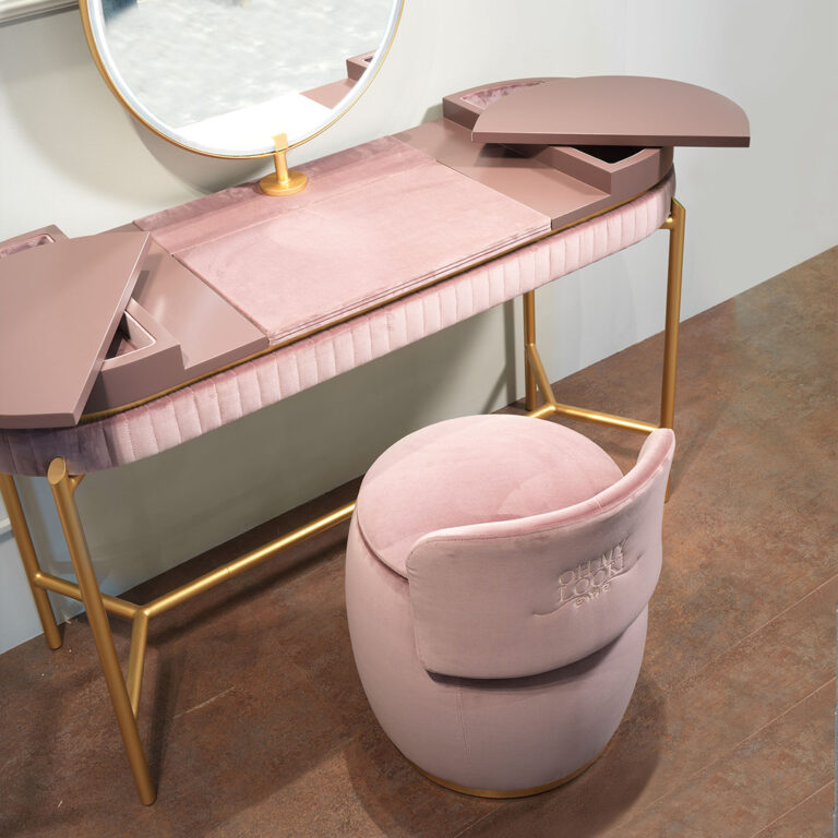 consolle-beauty-aperta-rosa-cipria-dettagli-oro-768x768