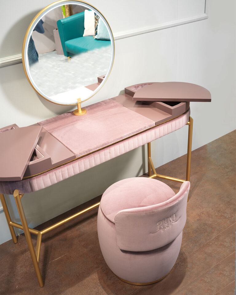 consolle-beauty-scomparti-aperti-rosa-cipria-dettagli-oro-768x960