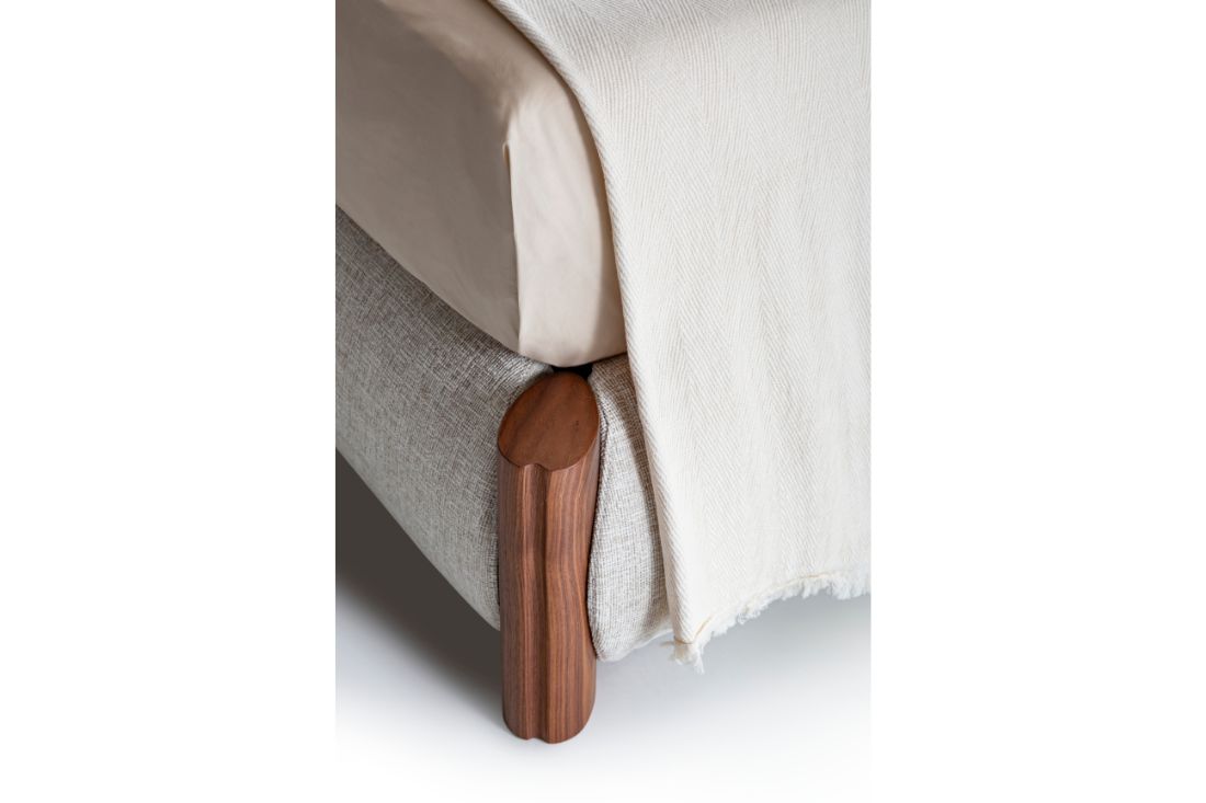 letto-matrimoniale-nuvola-dettaglio-piedino-legno-massello-pacini-cappellini